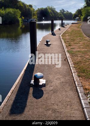 Close-up of mooring post by Abingdon lock gates on a fine summer morning; these scenic locks are on the River Thames just upstream of Abingdon's famou Stock Photo