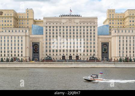 Moscow, Russia: view of the Moskva river and the Ministry of Defence of the Russian Federation from Gorky Park Stock Photo