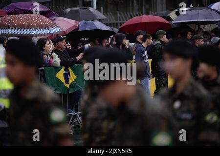 Sao Paulo, Brazil. 07th Sep, 2022. SP - Sao Paulo - 09/07/2022 - SAO PAULO, SEPTEMBER 7 CIVIC-MILITARY PARADE - people watch the September 7 civic-military parade, commemorating the Bicentennial of Brazil's independence, on Avenida Dom Pedro I, neighborhood do Ipiranga, in the city of Sao Paulo, this Wednesday (7th). Photo: Ettore Chiereguini/AGIF/Sipa USA Credit: Sipa USA/Alamy Live News Stock Photo