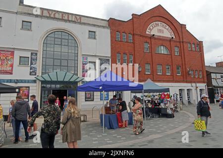 Crewe Lyceum theatre, opened 1911, with Saturday morning outdoor market stalls, Heath St, Crewe, Cheshire, England, UK,  CW1 2DA Stock Photo