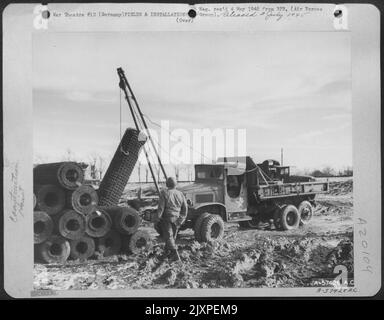 Aviation Engineers Of The 9Th Engineer Command Lifting Steel Matting For An Airstrip In Germany. Stock Photo