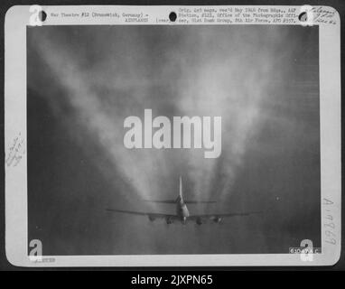 High In The Sub Stratosphere Over German Territory, This Boeing B-17 'Flying Fortress' Of The 91St Bomb Group 8Th Af Etches Vapor Trails. The Target On This Mission Is Brunswick, Germany. 30 Jan 1944. (Altitude 22,000 Feet). Stock Photo