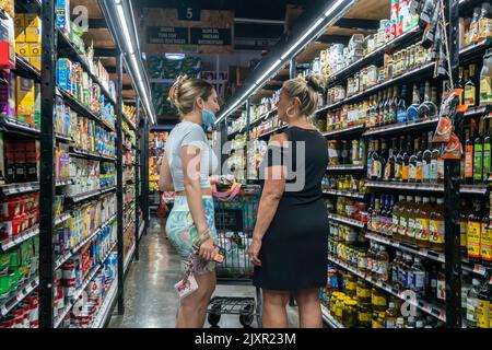 Shopping in a supermarket in New York on Friday, August 26, 2022.  (© Richard B. Levine) Stock Photo