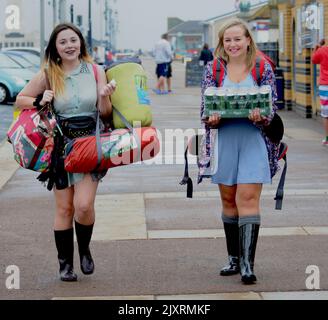 WELL STOCKED UP RACHEL WARD AND SOPHIE BARRETT SET OFF FOR THE BESTIVAL ON THE ISLE OF WIGHT. PIC MIKE WALKER,2013 MIKE WALKER PICTURES Stock Photo