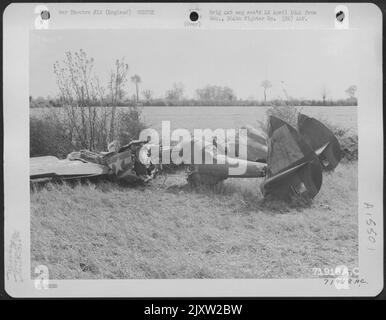 Wreckage Of The Lockheed P-38 (A/C 42-67960) Of The 364Th Fighter Group, 67Th Fighter Wing, Which Crash-Landed At 8Th Air Force Station F-375, Honnington, England. 3 May 1944. Stock Photo