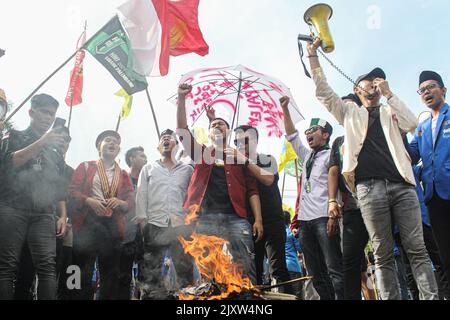 Palembang, South Sumatra, Indonesia. 7th Sep, 2022. Student demonstration against the increase in vehicle fuel prices on Jalan Captain A. Rivai Palembang, South Sumatra, Indonesia on Wednesday, September 7, 2022.The demonstrations have been held simultaneously in the last few weeks in Indonesia. (Credit Image: © Adam Rachman/Pacific Press via ZUMA Press Wire) Stock Photo