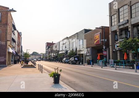 Barrie, Ontario, Canada - July 25 2021 : Heritage and modern buildings on Dunlop Street. Downtown City of Barrie street view. Stock Photo