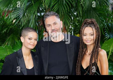 (Left to right) Nico Parker, Ol Parker and Ripley Parker attend the world premiere of Ticket to Paradise at Odeon Luxe in London. Picture date: Wednesday September 7, 2022. Stock Photo