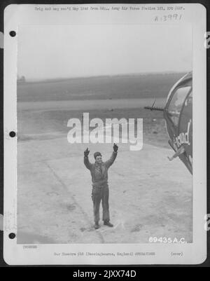 M/Sgt. Murdock, A Member Of The 322Nd Bomb Squadron, 91St Bomb Group, Guides A Boeing B-17 'Flying Fortress' Into The Dispersal Area At The Base In Bassingbourne, England. Stock Photo