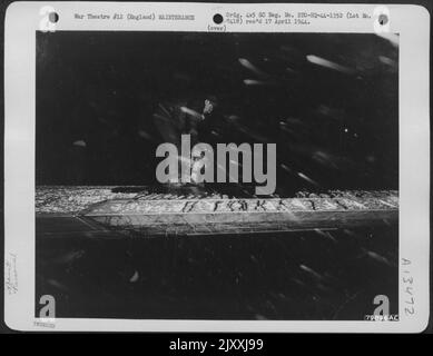 M/Sgt. Mike Berrett, Boston, Mass., Crew Chief For A Boeing B-17 Flying Fortress, Scrubs The Ice Off A Wing Of His Plane. The Plane Took Off For A Raid Over Germany, Despite A Blizzard That Was Raging Over The Airfield In Framlingham, England. 10 Februa Stock Photo