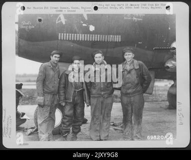 Ground Crew Of The Martin B-26 'Bomb Boogie' Of The 553Rd Bomb Squadron ...