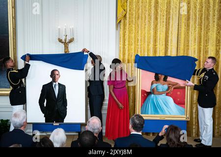 Washington, USA. 07th Sep, 2022. The official White House portraits of former US President Barack Obama, center left, and former First Lady Michelle Obama are unveiled during a ceremony in Washington, DC, US, on Wednesday, Sept. 7, 2022. The portraits of Barack Obama and Michelle Obama, acquired and commissioned by the White House Historical Association, were painted by Robert McCurdy and Sharon Sprung, respectively. Photographer: Al Drago/Pool/Sipa USA Credit: Sipa USA/Alamy Live News Stock Photo