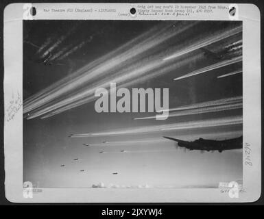 Contrails From Boeing B-17 'Flying Fortresses' Of The 92Nd Bomb Group (H). England. Stock Photo