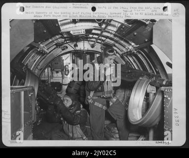 WAIST GUNNER'S POSITION IN A BOEING B-17 FLYING FORTRESS WW2 BOMBER ...
