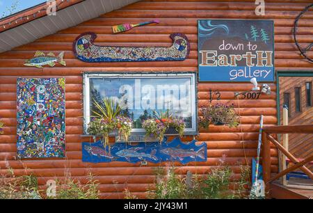 Yellowknife, Northwest Territories, Canada – August 29, 2022:  Exterior view of the “Down to Earth” art gallery in a log building in the city’ Old Tow Stock Photo