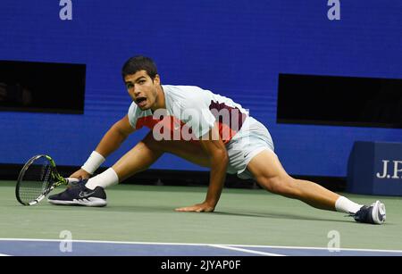 New York, Gbr. 07th Sep, 2022. New York Flushing Meadows US Open Day 10 07/09/2022 Carlos Alcaraz (ESP) quarter final match Credit: Roger Parker/Alamy Live News Stock Photo