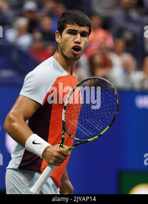 New York, Gbr. 07th Sep, 2022. New York Flushing Meadows US Open Day 10 07/09/2022 Carlos Alcaraz (ESP) quarter final match Credit: Roger Parker/Alamy Live News Stock Photo