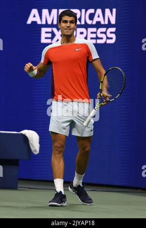 New York, Gbr. 07th Sep, 2022. New York Flushing Meadows US Open Day 10 07/09/2022 Carlos Alcaraz (ESP) quarter final match Credit: Roger Parker/Alamy Live News Stock Photo