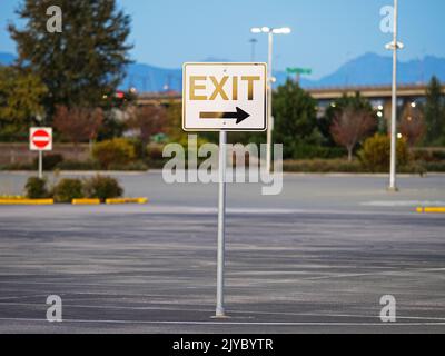 Richmond, British Columbia, Canada. 6th Sep, 2022. An exit sign in a shopping mall's empty parking lot. (Credit Image: © Bayne Stanley/ZUMA Press Wire) Stock Photo