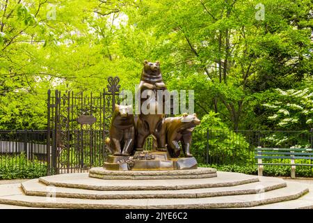 Three Bears statue by Paul Manship in Central Park in New York Stock Photo