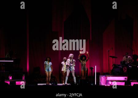 Toronto, Canada. 07th Sep, 2022. Musician St. Vincent (Annie Clark) flanked by her background vocalists performs at Scotiabank Arena in Toronto, opening for Roxy Music. Credit: Bobby Singh/Alamy Live News Stock Photo