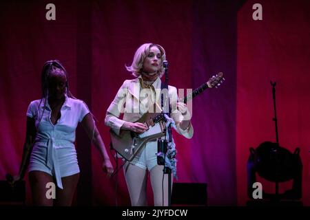 Toronto, Canada. 07th Sep, 2022. Musician St. Vincent (Annie Clark) flanked by her background vocalists performs at Scotiabank Arena in Toronto, opening for Roxy Music. Credit: Bobby Singh/Alamy Live News Stock Photo