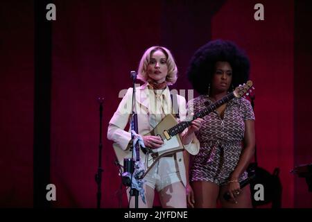 Toronto, Canada. 07th Sep, 2022. Musician St. Vincent (Annie Clark) flanked by her background vocalists performs at Scotiabank Arena in Toronto, opening for Roxy Music. Credit: Bobby Singh/Alamy Live News Stock Photo