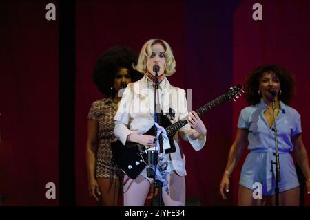 Toronto, Canada. 07th Sep, 2022. Musician St. Vincent (Annie Clark) flanked by her background vocalists performs at Scotiabank Arena in Toronto, opening for Roxy Music. Credit: Bobby Singh/Alamy Live News Stock Photo