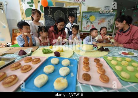 Donghai, Donghai, China. 8th Sep, 2022. On September 8, 2022, in Lianyungang, Jiangsu, children in the Xishuanghu branch of Donghai County Kindergarten are experiencing and learning the deep ancient culture of the Mid-Autumn Festival. As the Mid-Autumn Festival is approaching, the Xishuanghu Branch of Kindergarten, Donghai County, Lianyungang City, Jiangsu Province launched a cultural experience activity of ''cute babies make moon cakes to welcome the Mid-Autumn Festival''. The teacher taught the children how to make traditional moon cakes and also introduced the traditions of the Mid-Autu Stock Photo