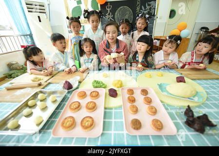 Donghai, Donghai, China. 8th Sep, 2022. On September 8, 2022, in Lianyungang, Jiangsu, children in the Xishuanghu branch of Donghai County Kindergarten are experiencing and learning the deep ancient culture of the Mid-Autumn Festival. As the Mid-Autumn Festival is approaching, the Xishuanghu Branch of Kindergarten, Donghai County, Lianyungang City, Jiangsu Province launched a cultural experience activity of ''cute babies make moon cakes to welcome the Mid-Autumn Festival''. The teacher taught the children how to make traditional moon cakes and also introduced the traditions of the Mid-Autu Stock Photo