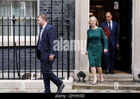 Prime Minister Liz Truss leaves 10 Downing Street, London, for the House of Commons, where she will set out her energy plan. Picture date: Thursday September 8, 2022. Stock Photo