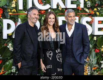 (L-R) Ol Parker, Julia Roberts, and George Clooney attend the world premiere of Ticket To Paradise at Odeon Luxe Leicester Square in London. Stock Photo
