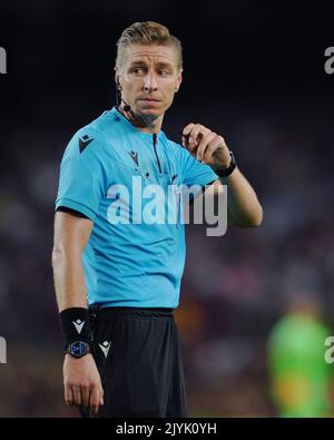 Barcelona, Spain. 07th Sep, 2022. The referee Lawrence Visser during the UEFA Champions League match between FC Barcelona and Viktoria Plzen, Group C, played at Spotify Camp Nou Stadum on Sep 7, 2022 in Barcelona, Spain. (Photo by Colas Buera/PRESSIN) Credit: PRESSINPHOTO SPORTS AGENCY/Alamy Live News Stock Photo