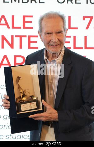 08 September 2022, Italy, Venedig: German director Edgar Reitz, known for his 'Heimat' series of films, shows his special lifetime achievement award from the 75° Fondazione Ente del Spettacolo and Giornate degli Autori at the Hotel Excelsior during the 79th Venice International Film Festival. Photo: Stefanie Rex/dpa Stock Photo