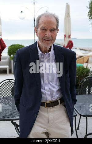 08 September 2022, Italy, Venedig: The German director Edgar Reitz, known for his 'Heimat' series of films, stands on the terrace of the Hotel Excelsior before receiving the special award of the 75° Fondazione Ente del Spettacolo and Giornate degli Autori. Photo: Stefanie Rex/dpa Stock Photo