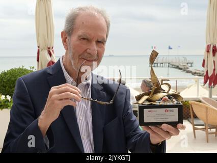 08 September 2022, Italy, Venedig: German director Edgar Reitz, known for his 'Heimat' series of films, stands on the terrace of the Hotel Excelsior showing his special lifetime achievement award received from the 75° Fondazione Ente del Spettacolo and Giornate degli Autori during the 79th Venice International Film Festival. (to dpa: 'Director Edgar Reitz: Home is no longer a fixed place') Photo: Stefanie Rex/dpa Stock Photo