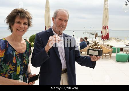 08 September 2022, Italy, Venedig: German director Edgar Reitz, known for his 'Heimat' film series, and his wife Salome Kammer stand on the terrace of the Hotel Excelsior. Edgar Reitz shows his received Special Lifetime Achievement Award from the 75° Fondazione Ente del Spettacolo and Giornate degli Autori during the 79th Venice International Film Festival. Photo: Stefanie Rex/dpa Stock Photo