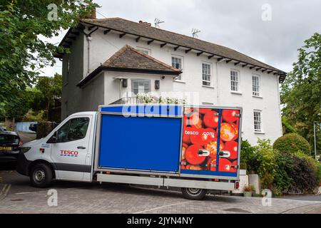 Totnes, South Devon, UK. 25th July, 2022. A Tesco delivery van gets stuck on a bollard on a small country lane outside the Steam Packet Inn in Totnes. Credit: Maureen McLean/Alamy Stock Photo