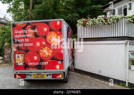 Totnes, South Devon, UK. 25th July, 2022. A Tesco delivery van gets stuck on a bollard on a small country lane outside the Steam Packet Inn in Totnes. Credit: Maureen McLean/Alamy Stock Photo