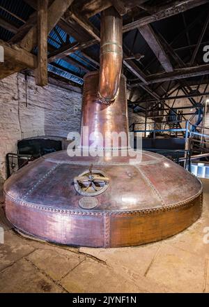 Copper spirit stills, Old Jameson Whiskey Distillery Midleton, Distillery Walk, Midleton (Mainistir na Corann), County Cork, Republic of Ireland. Stock Photo