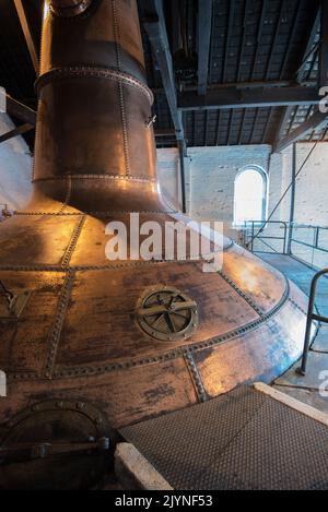 Copper spirit stills, Old Jameson Whiskey Distillery Midleton, Distillery Walk, Midleton (Mainistir na Corann), County Cork, Republic of Ireland. Stock Photo