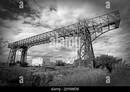 Warrington historic 1916 transporter bridge, over the Mersey river at Bank Quay , Crosfields Transporter Bridge, Cheshire, England, UK Stock Photo