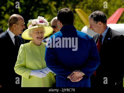 Greenbelt, Md. 8th May, 2007. Queen Elizabeth II speaks with STS-116 astronaut Nicholas Patrick, back to camera, as NASA Administrator Michael Griffin, right, looks on at the NASA Goddard Space Flight Center, Wednesday, May 8, 2007, in Greenbelt, Md. The Royal couple's appearance was one of the last stops on a six-day visit to the United States. Photo Credit 'NASA/Paul E. Alers' Credit: dpa/Alamy Live News Stock Photo