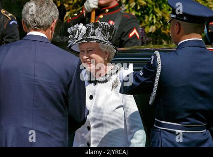 Washington, DC. 7th May, 2007. WASHINGTON - MAY 07: (AFP OUT) U.S. President George W. Bush (G) greets HRH Queen Elizabeth II during a ceremony on the South Lawn of the White House May 7, 2007 in Washington, DC. The queen and her husband, Prince Philip, the Duke of Edinburgh, are on a six-day trip to the United States. (Photo by Mark Wilson/Getty Images) *** Local Caption *** Queen Elizabeth II;George W. Bush Credit: dpa/Alamy Live News Stock Photo