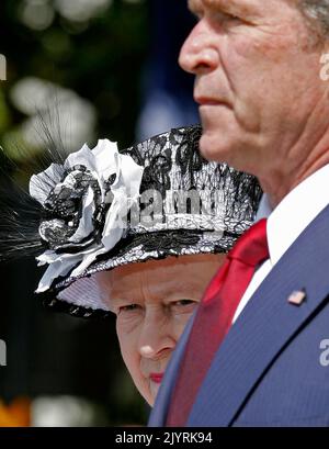 Washington, DC. 7th May, 2007. WASHINGTON - MAY 07: U.S. President George W. Bush (R) and HRH Queen Elizabeth II participate in a ceremony on the South Lawn of the White House May 7, 2007 in Washington, DC. Queen Elizabeth II and Prince Phiip, the Duke of Edinburgh are on a six day trip to the United States. (Photo by Mark Wilson/Getty Images) Credit: dpa/Alamy Live News Stock Photo