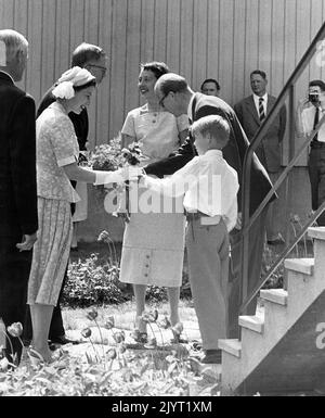 Queen Elizabeth II and King Gustaf VI Adolf visit painter Karl-Oskar Larsson, his wife and son at their house in Angby, Stockholm, Sweden, on June 01, 1956. The Queen is on a state visit to Sweden in connection with the Olympic Equestrian Games held in Stockholm. Photo: Bo Dahlin / TT / Code: 3055