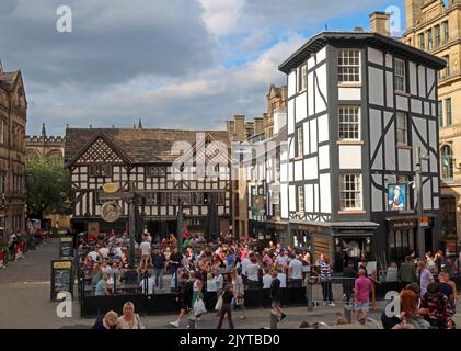 Historic pubs, The Old Wellington Inn & Sinclairs Oyster Bar, Shambles Square,4, Cathedral Approach, Manchester, England, UK, M3 1SW Stock Photo