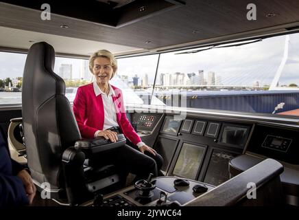 2022-09-08 17:25:09 ROTTERDAM - Ursula von der Leyen, the President of the European Commission during her visit to the Port of Rotterdam Authority. The visit was dominated by the Dutch Recovery and Resilience Plan (HVP), which the cabinet submitted to the European Commission. ANP KOEN VAN WEEL netherlands out - belgium out Stock Photo