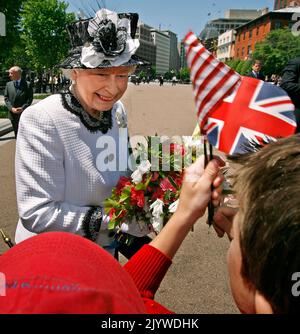 Washington, DC. 7th May, 2007. WASHINGTON - MAY 07: (AFP OUT) Her Majesty Queen Elizabeth II greets schoolchildren while walking from the White House to Blair House along Pennsylvania Avenue May 7, 2007 in Washington, DC. This is the queen's fifth official visit to the United States in fifty years. (Photo by Chip Somodevilla/Getty Images) *** Local Caption *** Queen Elizabeth II/dpa/Alamy Live News Stock Photo