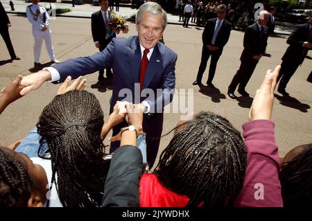 Washington, DC. 7th May, 2007. WASHINGTON - MAY 07: (AFP OUT) US President George W. Bush greet schoolchildren from IDEA Public Charter School while walking from the White House to Blair House along Pennsylvania Avenue during the visit of Her Majesty Queen Elizabeth II May 7, 2007 in Washington, DC. This is the queen's fifth official visit to the United States in fifty years. (Photo by Chip Somodevilla/Getty Images) *** Local Caption *** George W. Bush Credit: dpa/Alamy Live News Stock Photo